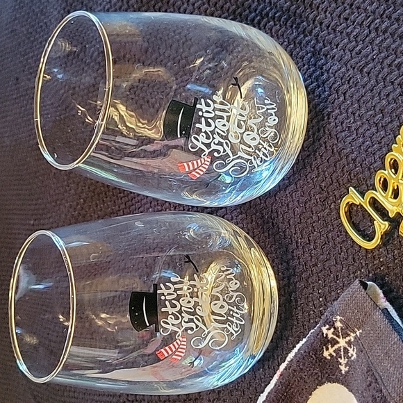 NWT Bundle, 2 festive kitchen towels, wine stopper & 2 stemless wine glasses - Picture 6 of 7